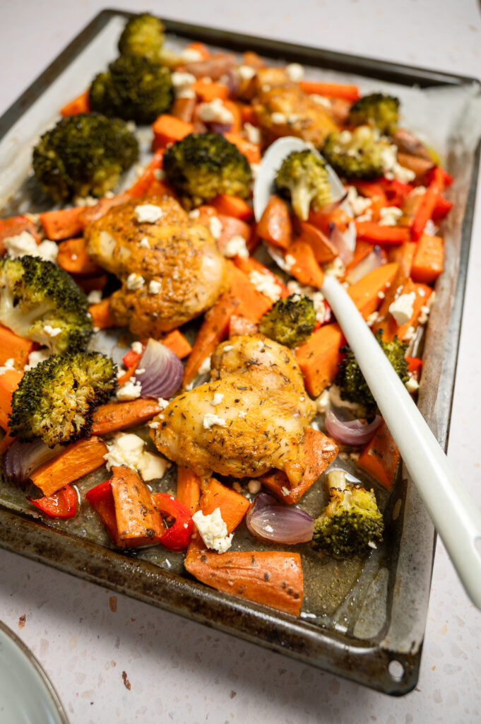 Traybake met honig-mosterdkip, zoete aardappel en broccoli