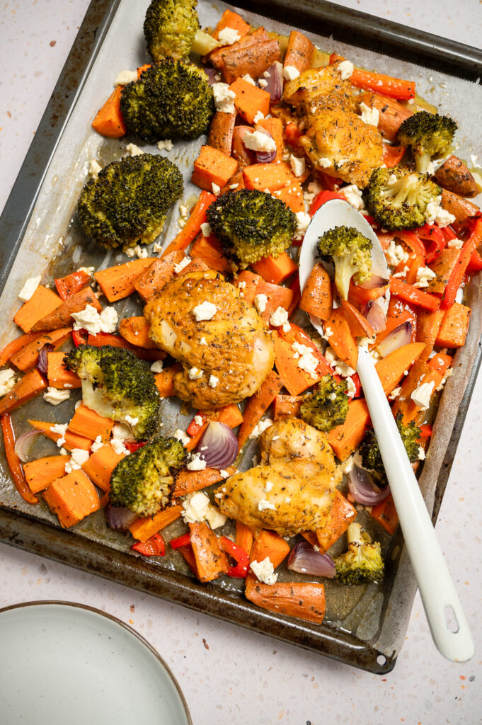 Traybake met honig-mosterdkip, zoete aardappel en broccoli
