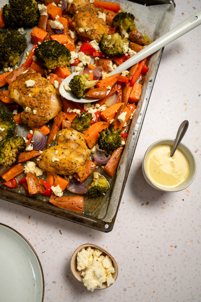 Traybake met honig-mosterd kip, zoete aardappel en broccoli