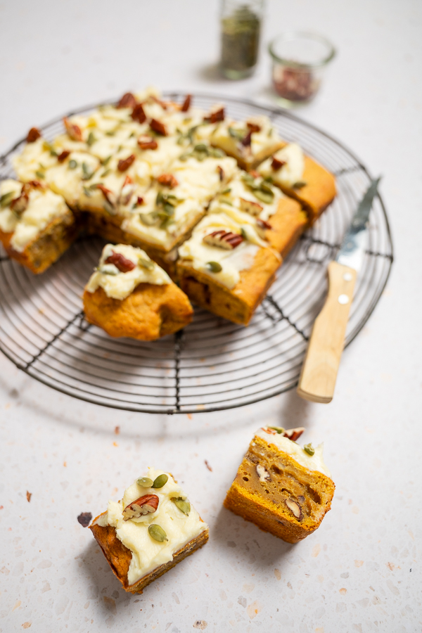 Pumpkin spice cake met romige topping
