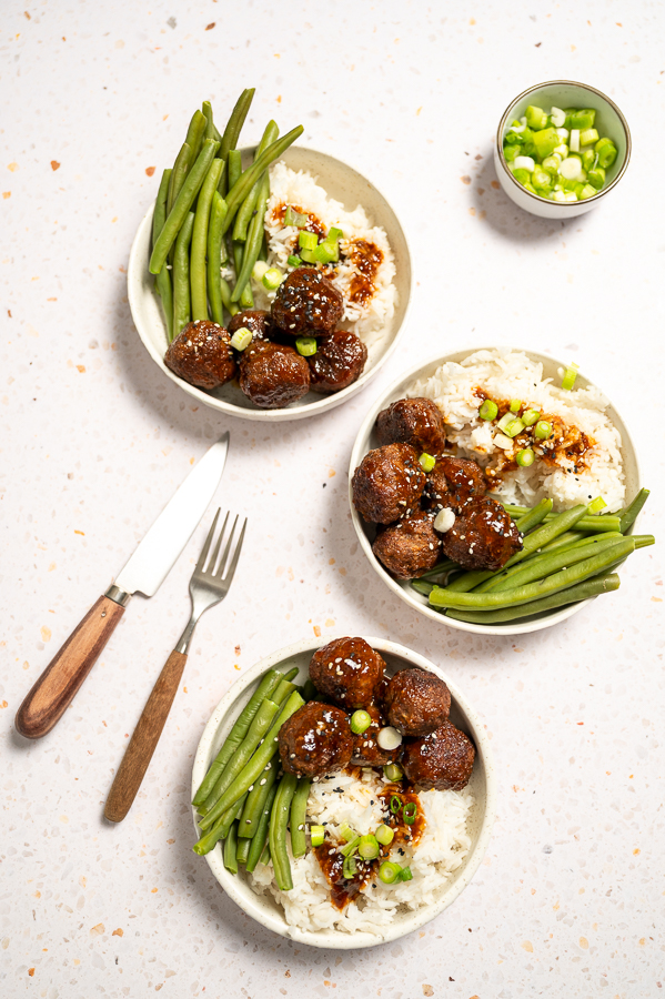 Sticky gehaktballetjes in ketjapsaus met rijst