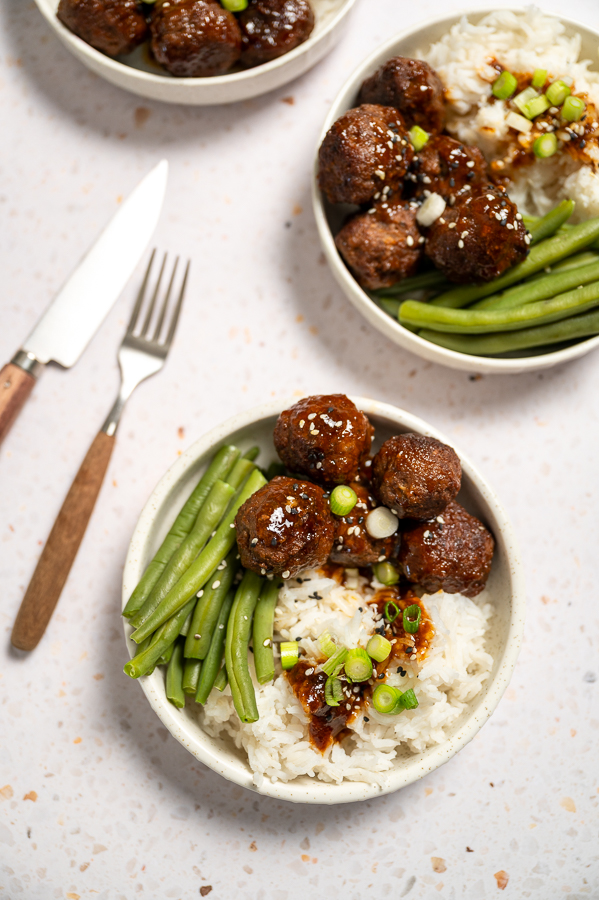 Sticky gehaktballetjes in ketjapsaus met rijst