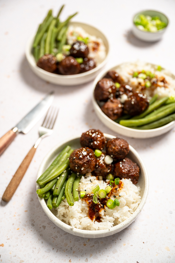 Sticky gehaktballetjes in ketjapsaus met rijst