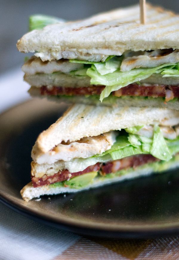 Sandwich kip chorizo avocado 03