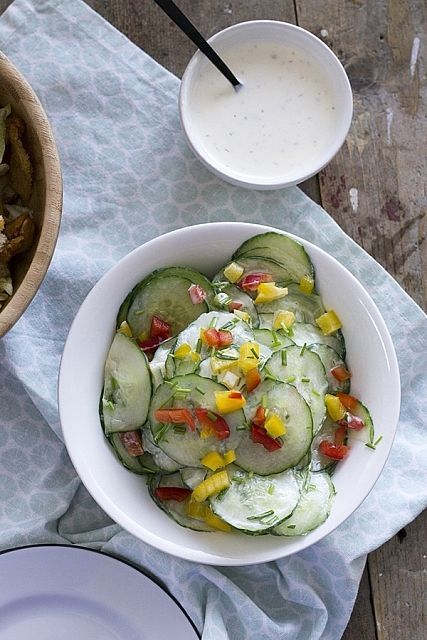 Frisse Komkommersalade Met Yoghurtdressing En Paprika