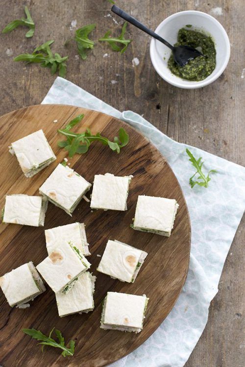 Kippesto hapje van wraps met roomkaas en Parmezaan