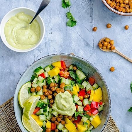 Zomerse salade met geroosterde kikkererwten en avocadodressing