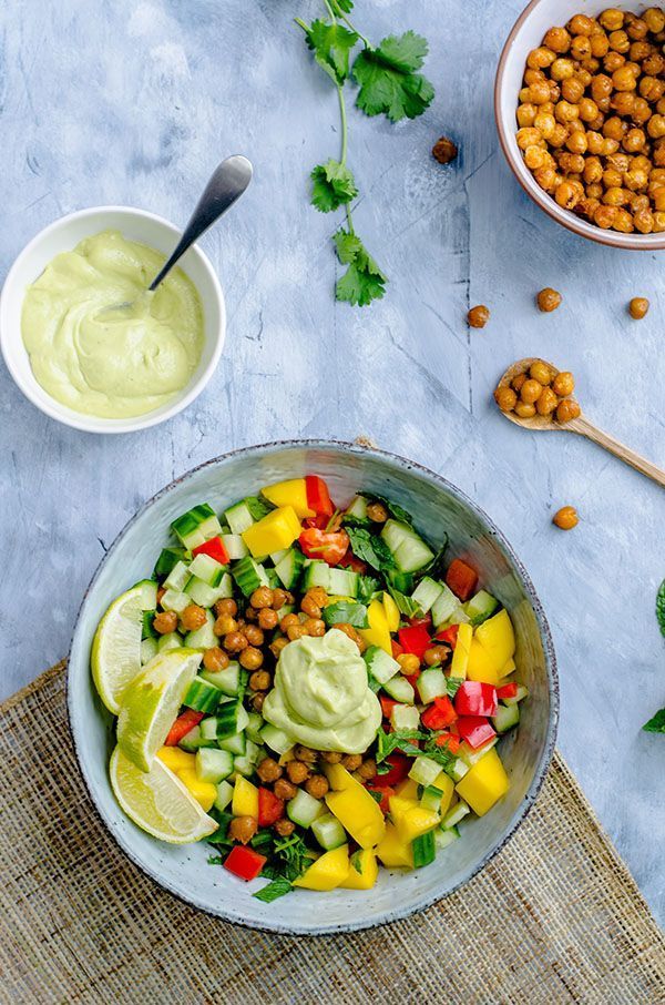Zomerse salade met geroosterde kikkererwten en avocadodressing