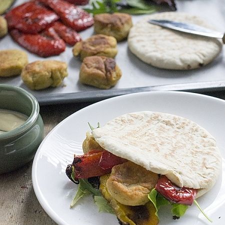 Pita falafel met aioli en gegrilde groenten uit de oven