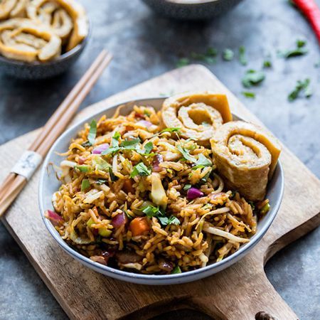 Vegetarische nasi met omeletrolletjes