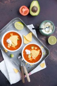 Mexicaanse tomatensoep met nacho's