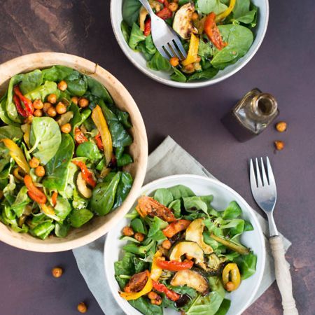 Salade van gegrilde groenten met kikkererwten