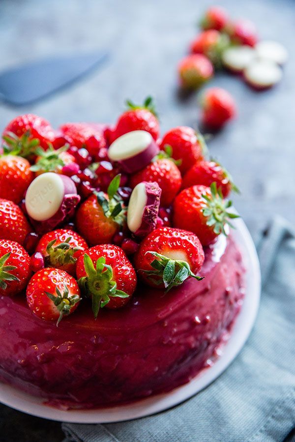 roze chocolade cheesecake met aardbeien