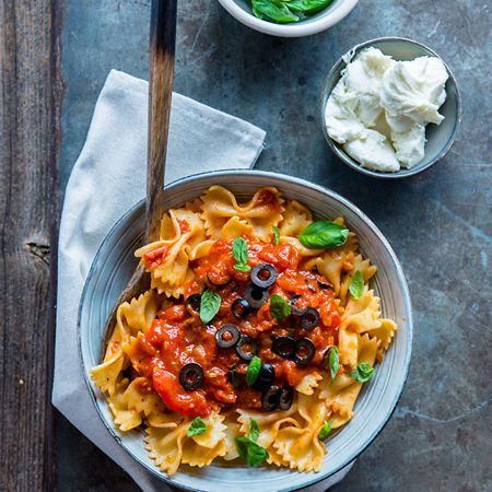 Snelle pasta met rode pesto en olijven