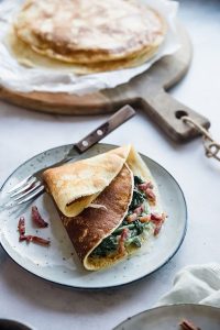 Gevulde hartige pannenkoeken met spinazie