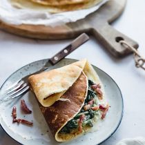 Gevulde hartige pannenkoeken met spinazie
