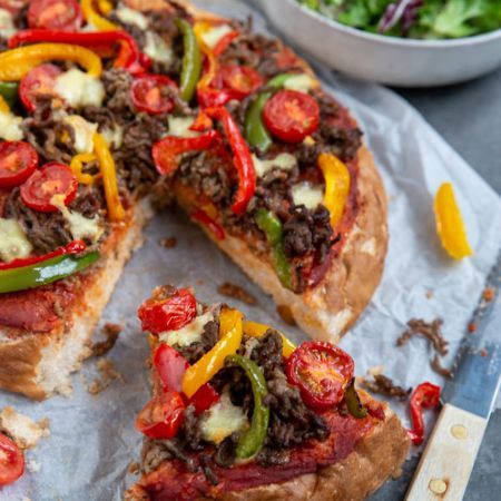 Pizza van Turks brood met gehakt