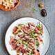 Serranoham met dadels en krokant ontbijtkoek
