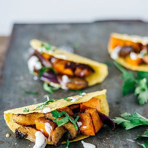 veggie taco met champignons en chiliyoghurt