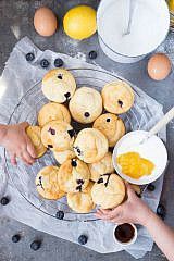 Pannenkoek muffins met citroen en blauwe bessen.