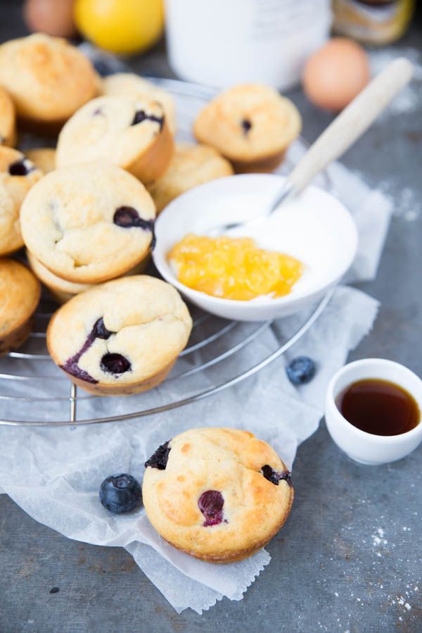 Pannenkoek muffins met citroen en blauwe bessen.