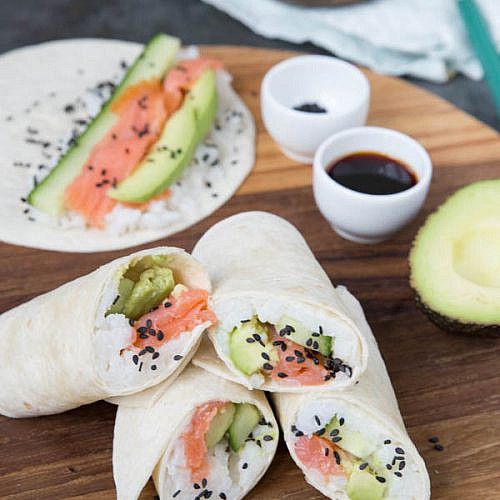 Sushiwraps met zalm en avocado