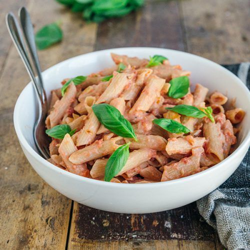Snelle pasta met tomaten-roomkaassaus