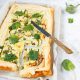 Plaattaart van courgette met kaas en pesto