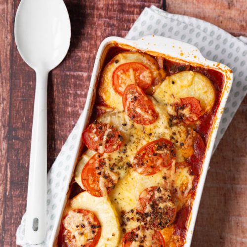 Vegetarische ovenschotel met aardappel en tomatensaus