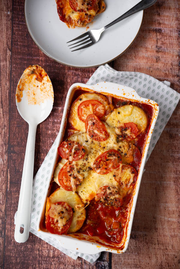 Vegetarische ovenschotel met aardappel en tomatensaus
