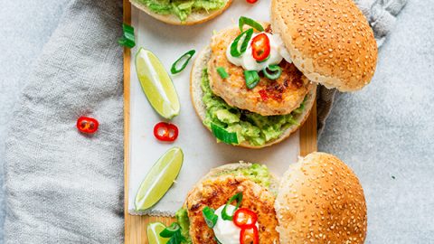Zalm-garnalenburgers met avocado en limoenmayo