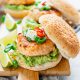 Zalm-garnalenburgers met avocado en limoenmayo