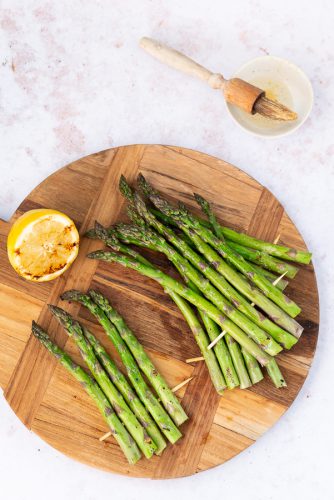 Gegrilde groene asperges van de barbecue