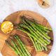Gegrilde groene asperges van de barbecue