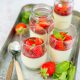 Panna cotta met aardbeien en munt