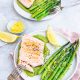 Zalm met doperwtenpuree en asperges
