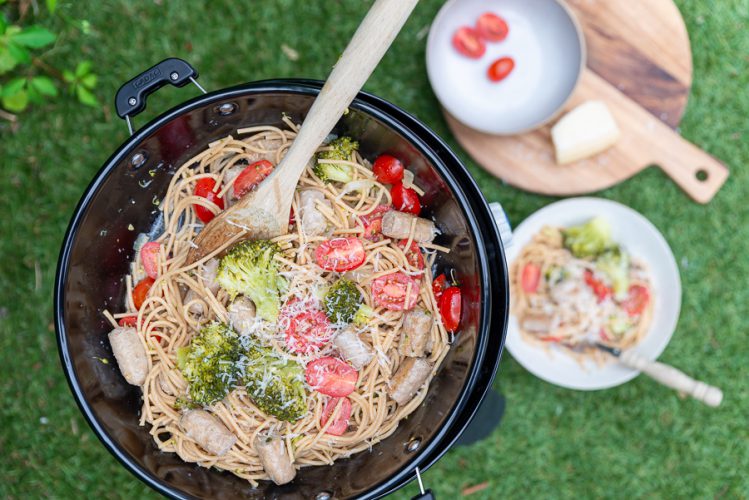 Eenpanspasta met chipolataworstjes en broccoli