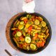 Snelle roerbak van aardappeltjes met kip en pesto