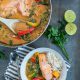 Snelle curry met zalm en spinazie