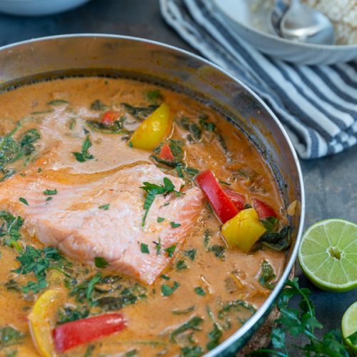 Snelle curry met zalm en spinazie