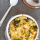 Broccolischotel met aardappeltjes in kaassaus