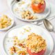 Gevulde appel met kruimeldeeg en yoghurt