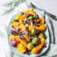 Traybake van spruiten en pompoen met cranberries