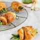 Croissantrolletjes met groene asperges en serranoham.